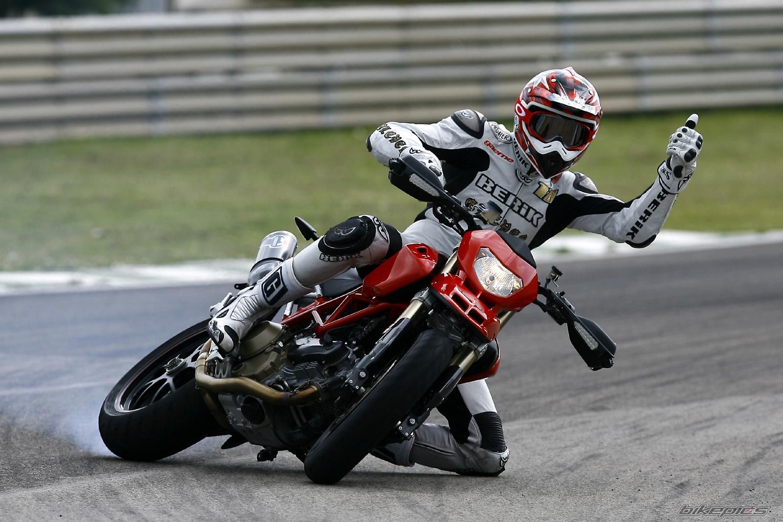 款杜卡迪Hypermotard 1100 S摩托车图片4