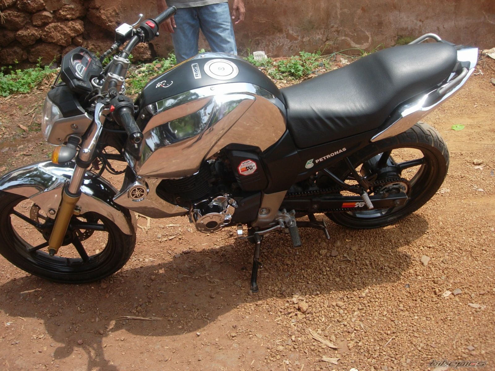 2010款雅马哈FZ1摩托车图片2