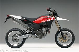 胡斯瓦纳SM610R摩托车